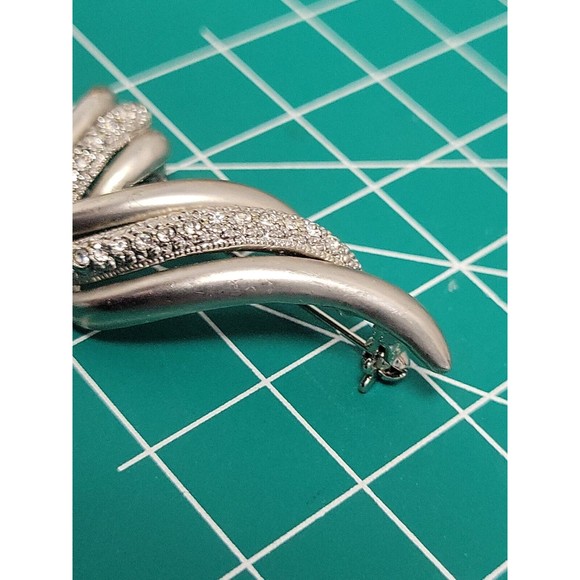 Vintage Silver Tone Rhinestone Pave Wave V Triple Strand Pin Brooch Beautiful - Picture 8 of 9